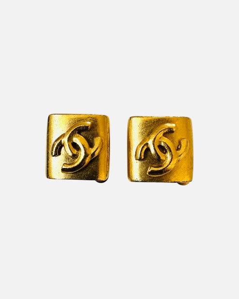 CHANEL – Boucles d’Oreilles Carrées Dorées – 1980s